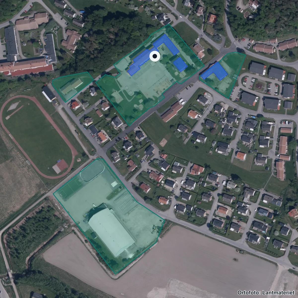 Flygbild över Skee skola, ortofoto från Lantmäteriet
