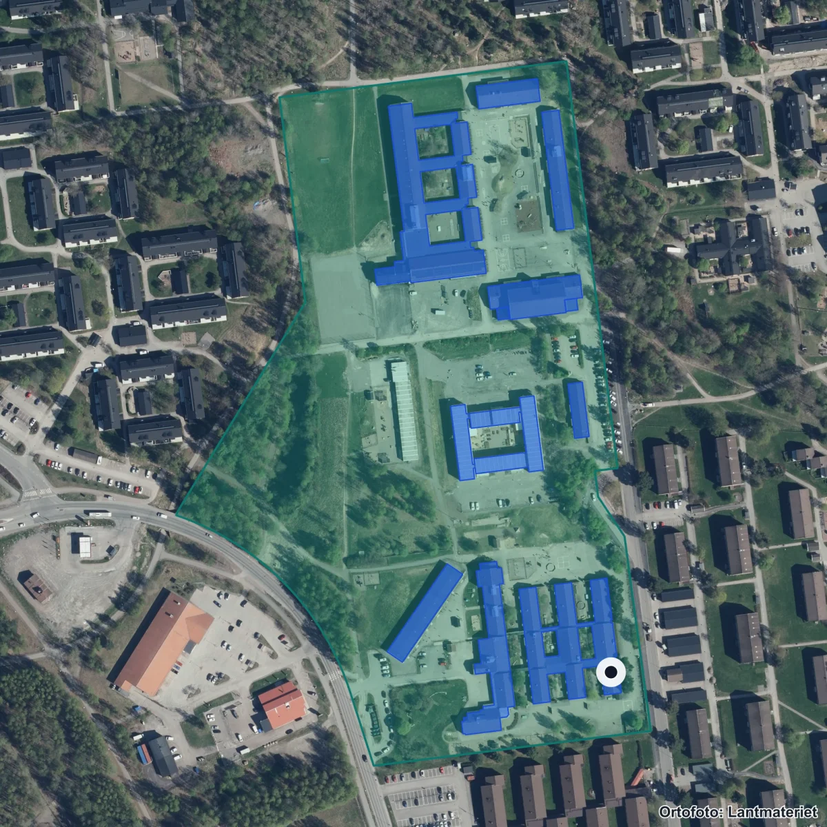 Flygbild över Montessoriskolan, ortofoto från Lantmäteriet