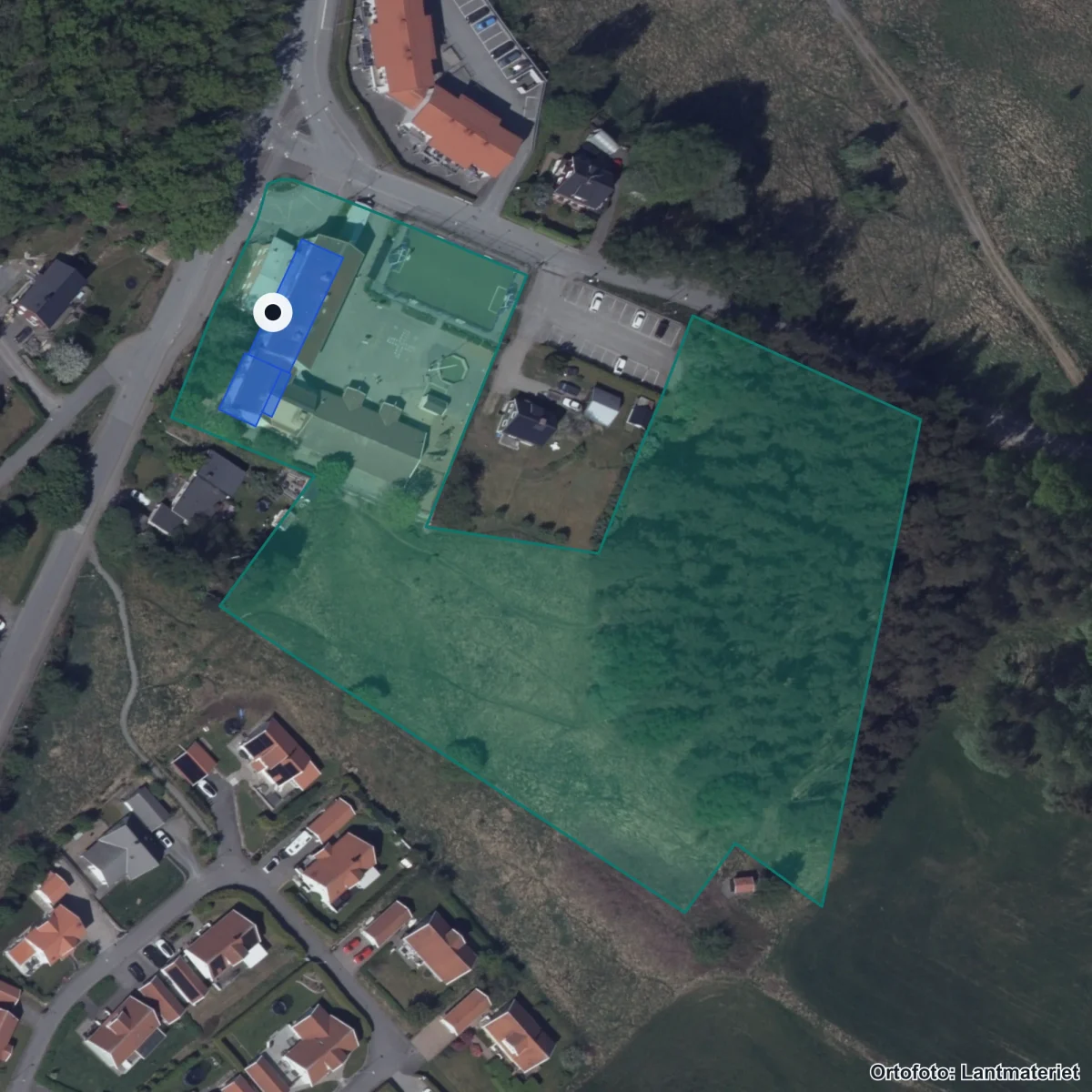 Aerial view of Hällingsjöskolan, orthophoto from Lantmäteriet