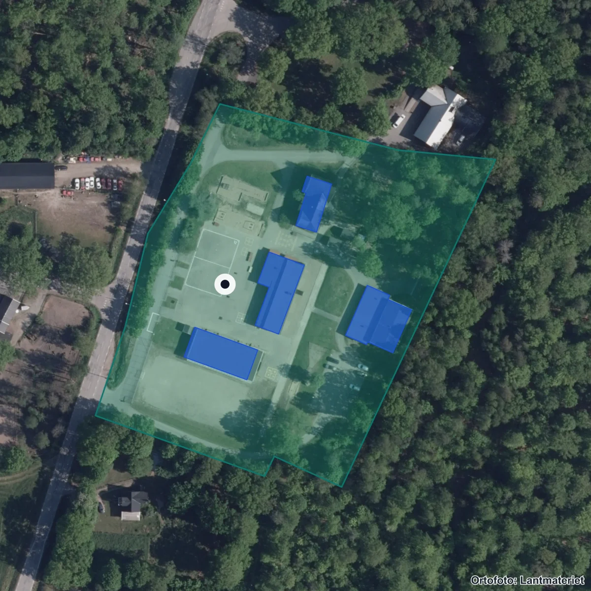 Flygbild över Strömsbergs Friskola, ortofoto från Lantmäteriet