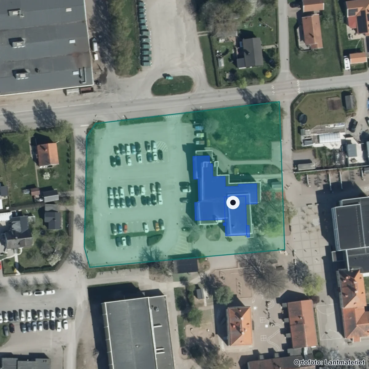 Flygbild över Färjestadens skola, ortofoto från Lantmäteriet