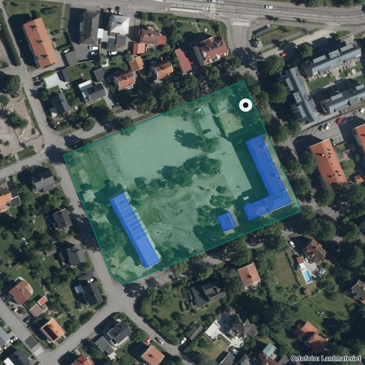 Flygbild över Villastadskolan, ortofoto från Lantmäteriet