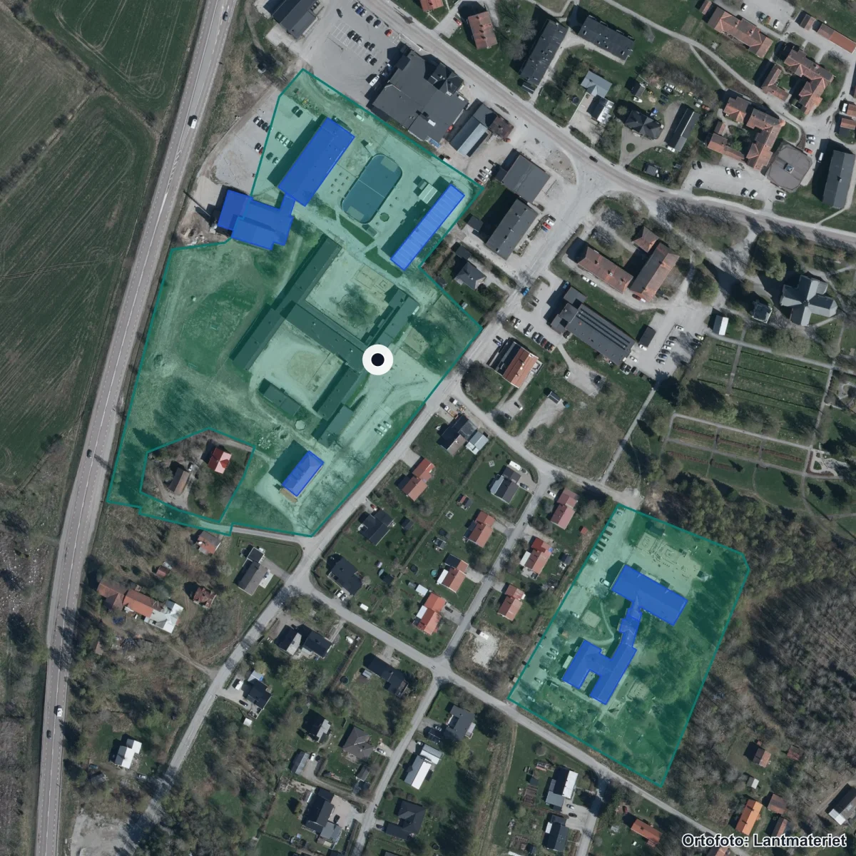 Flygbild över Bringsta skola, ortofoto från Lantmäteriet