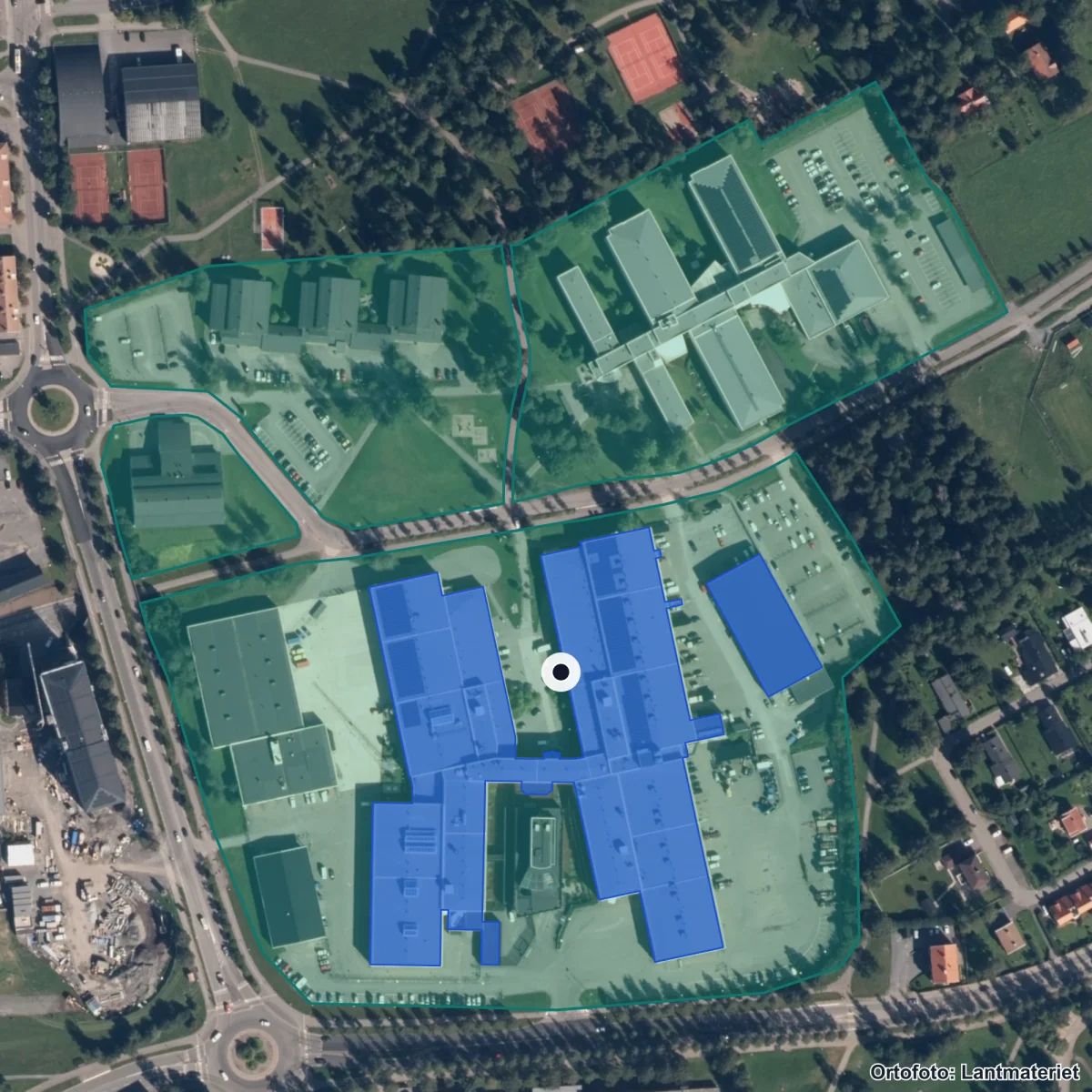 Flygbild över Jämtlands Gymnasium Fyrvalla, ortofoto från Lantmäteriet
