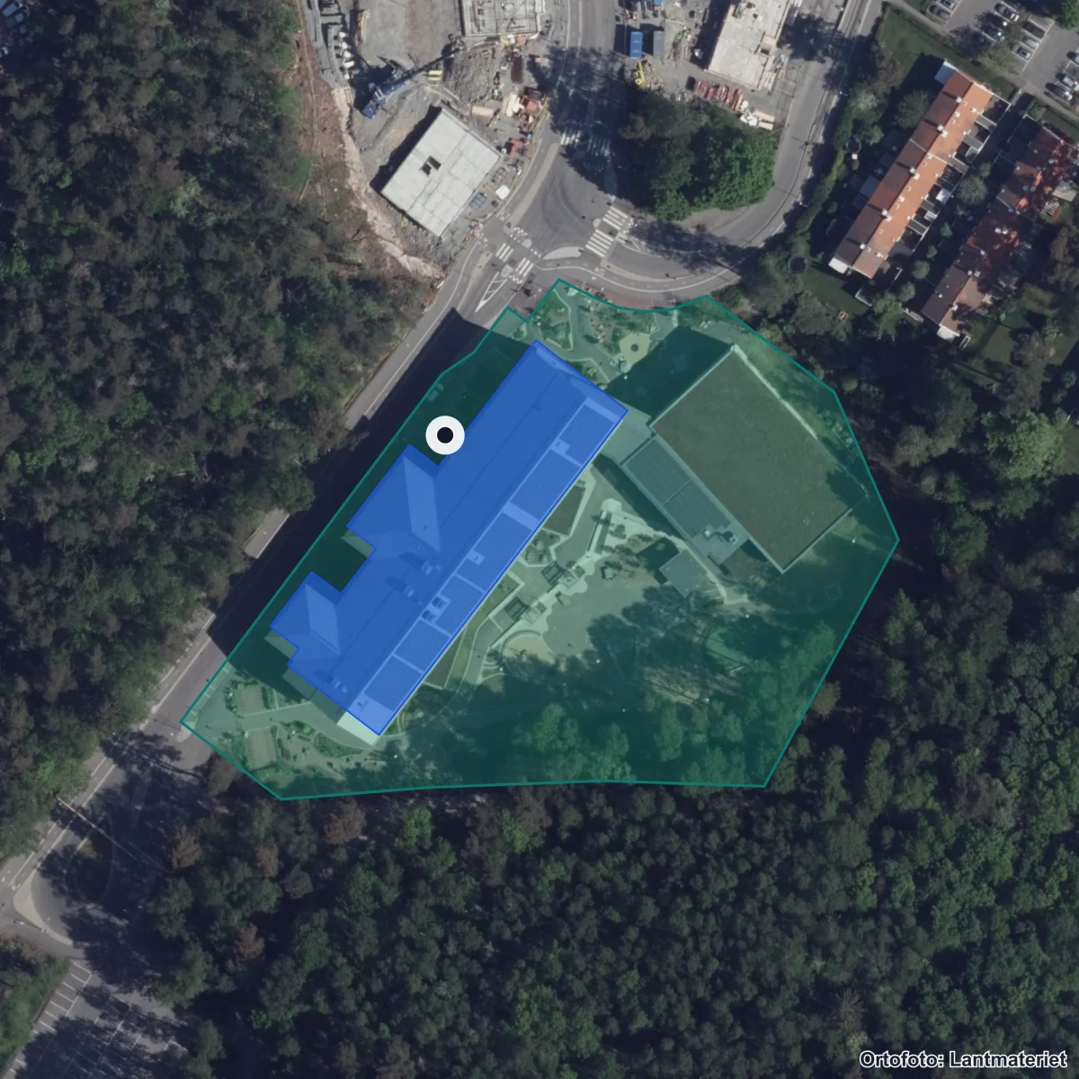 Flygbild över Härlandatjärnskolan, ortofoto från Lantmäteriet