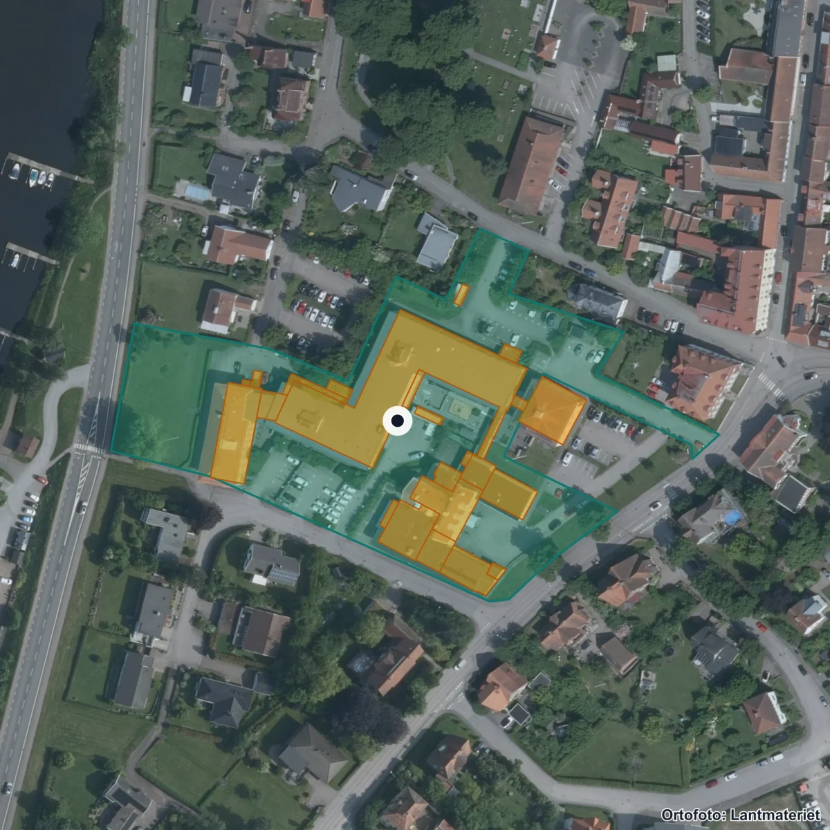 Flygbild över Centrumskolan Lagahöjd, ortofoto från Lantmäteriet