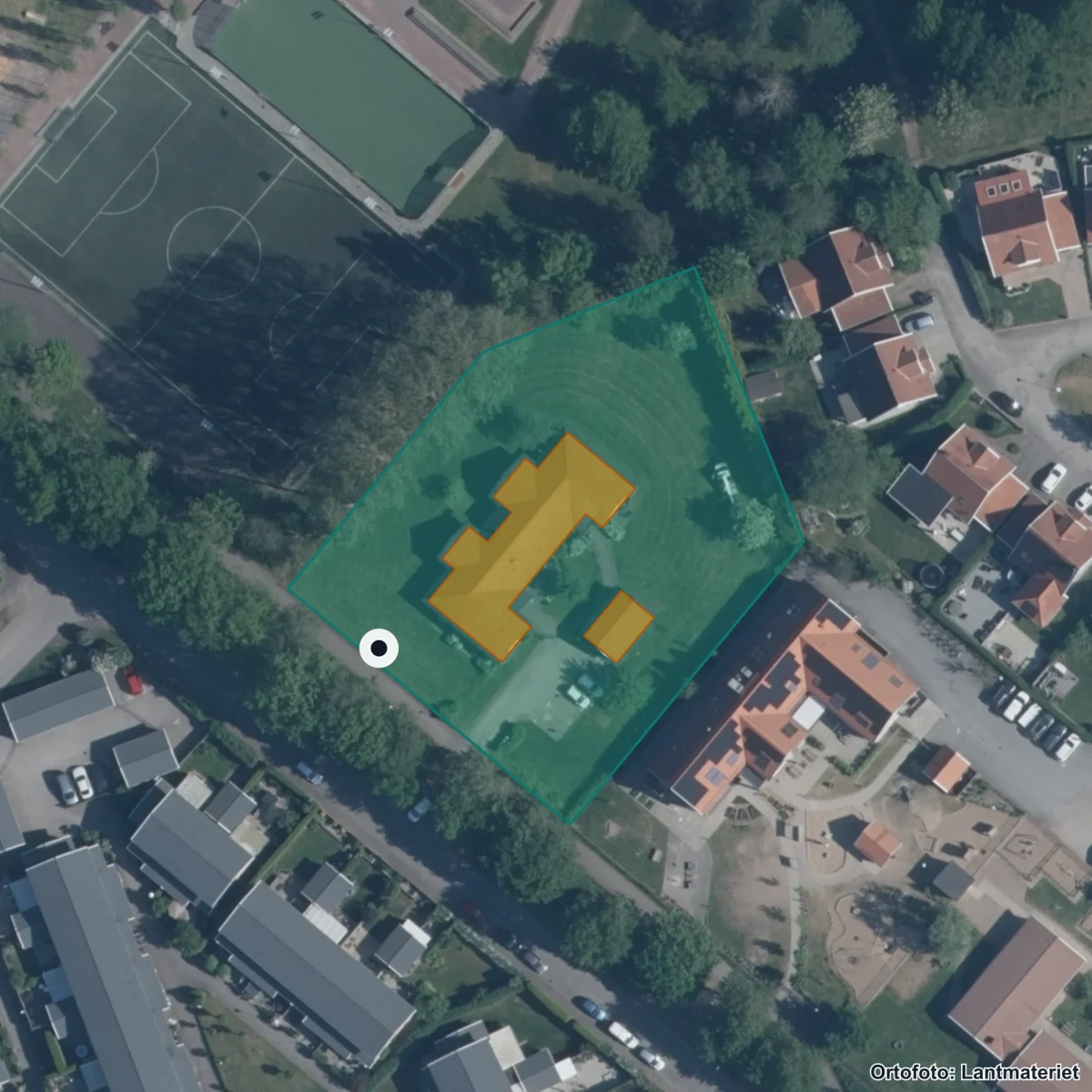 Aerial view of Nyhemsskolan, orthophoto from Lantmäteriet