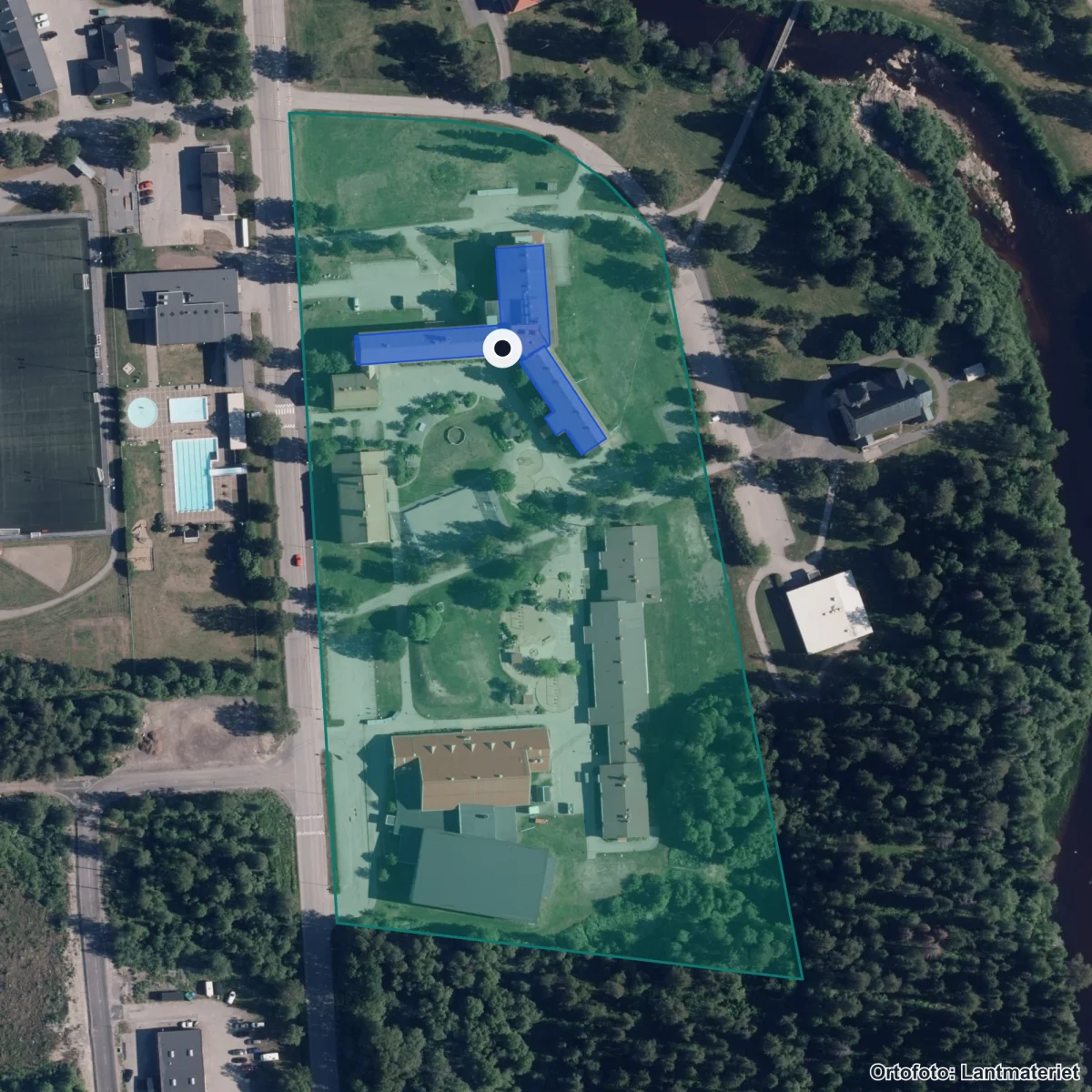 Flygbild över Hörnefors Centralskola, ortofoto från Lantmäteriet