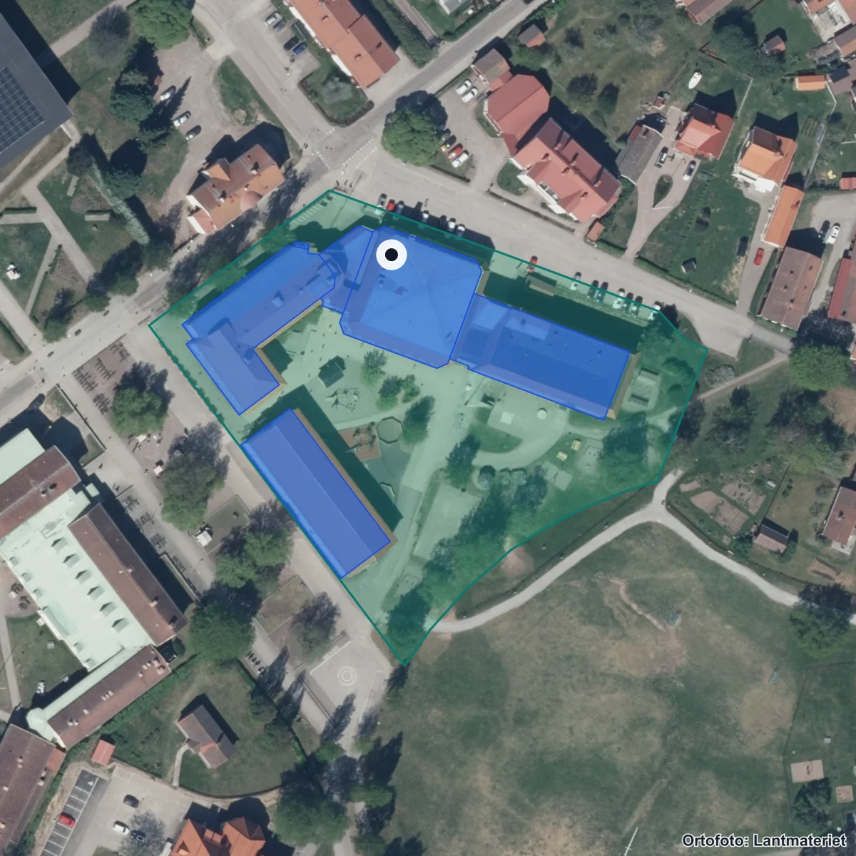Flygbild över Sammilsdalskolan, ortofoto från Lantmäteriet