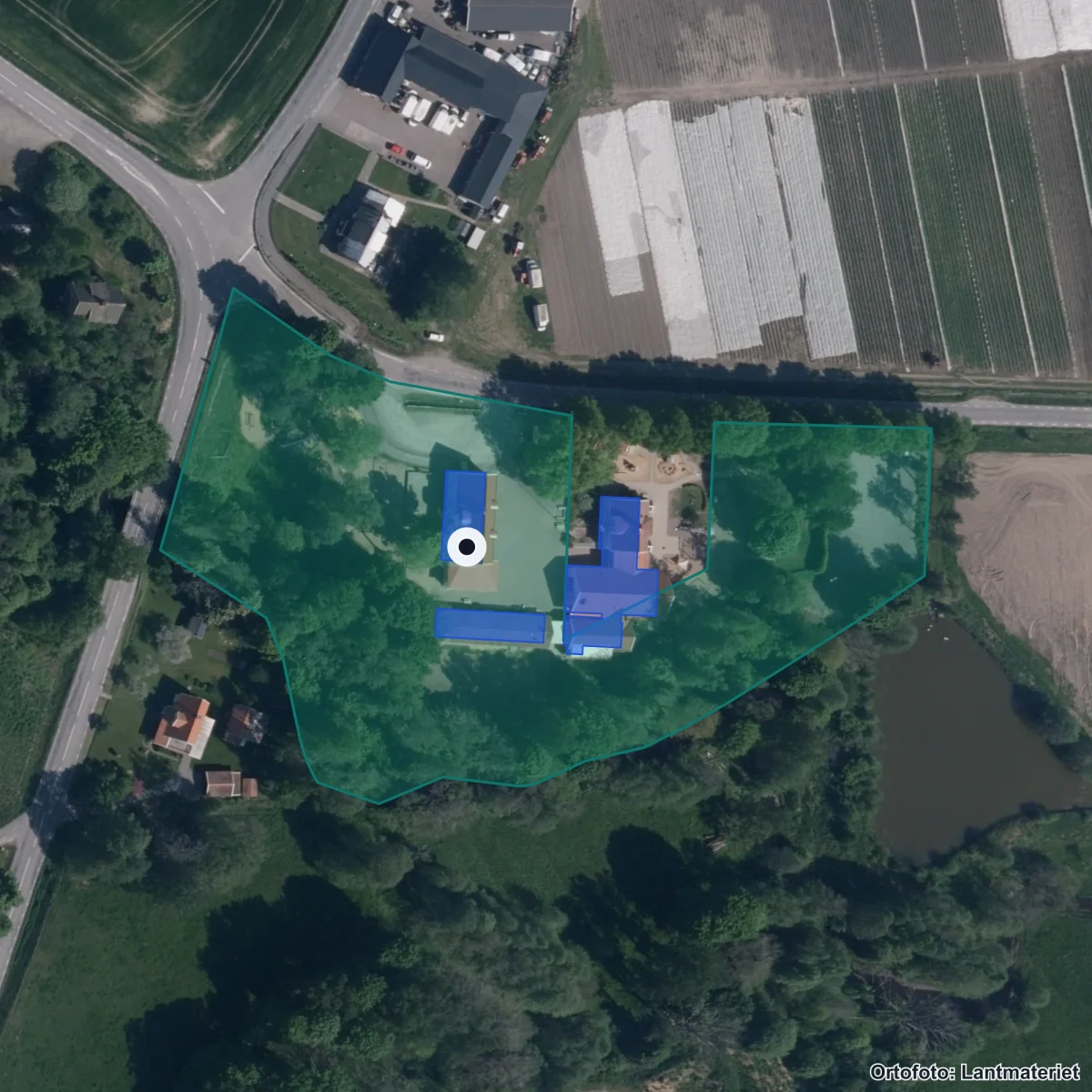 Flygbild över Önums friskola, ortofoto från Lantmäteriet