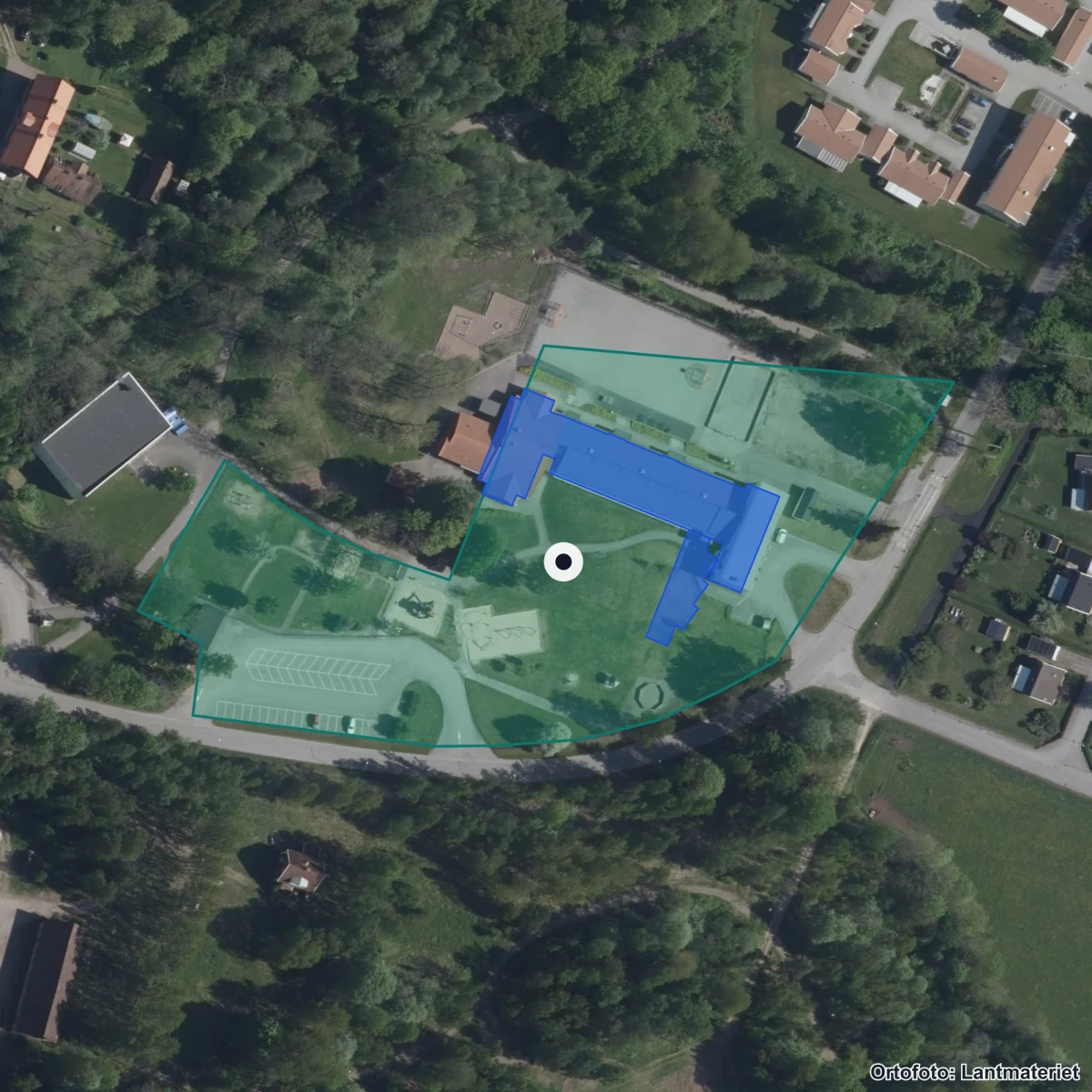 Flygbild över Hällekis skola, ortofoto från Lantmäteriet