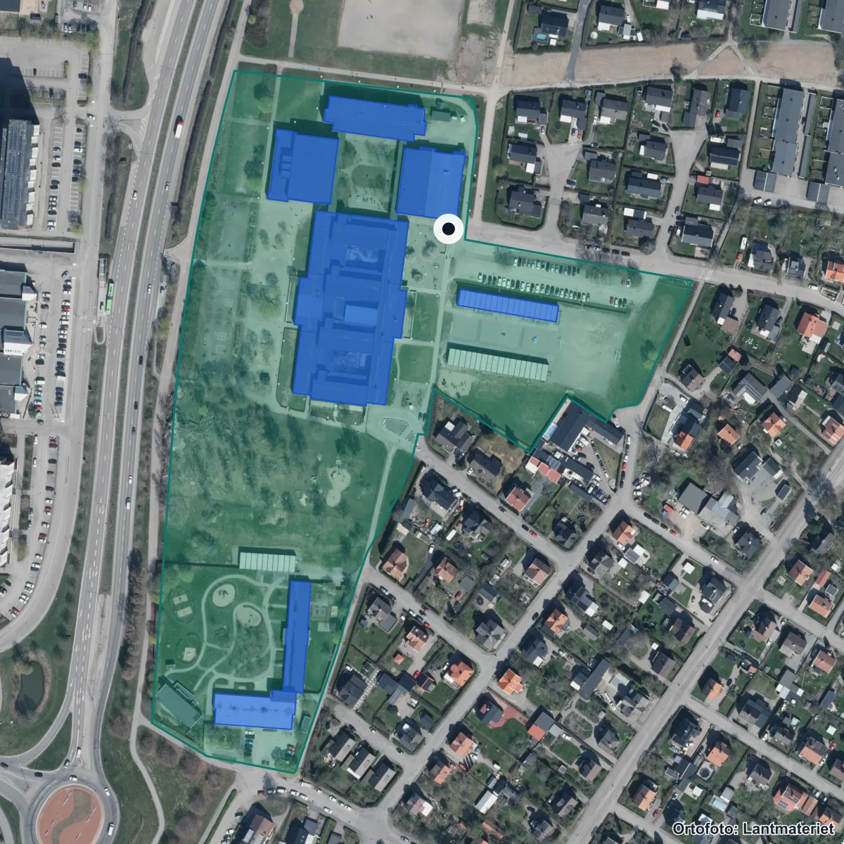 Flygbild över Årbyskolan, ortofoto från Lantmäteriet