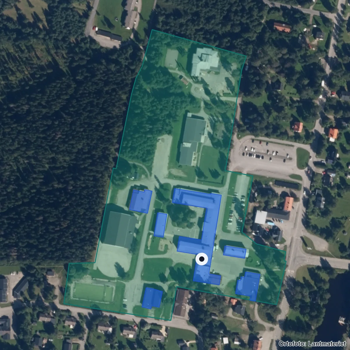 Flygbild över Svenstaviks skola, ortofoto från Lantmäteriet