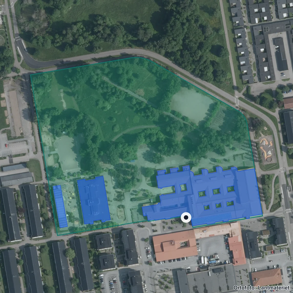 Flygbild över Vallåsskolan, ortofoto från Lantmäteriet