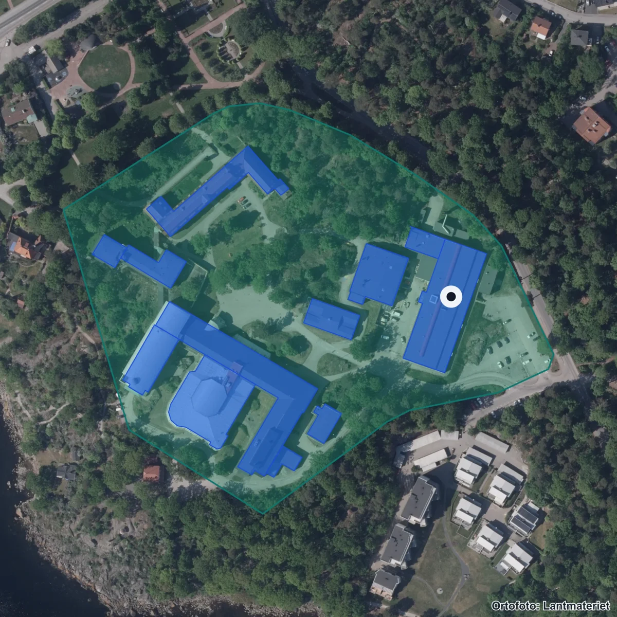 Flygbild över Vägga gymnasieskola, ortofoto från Lantmäteriet