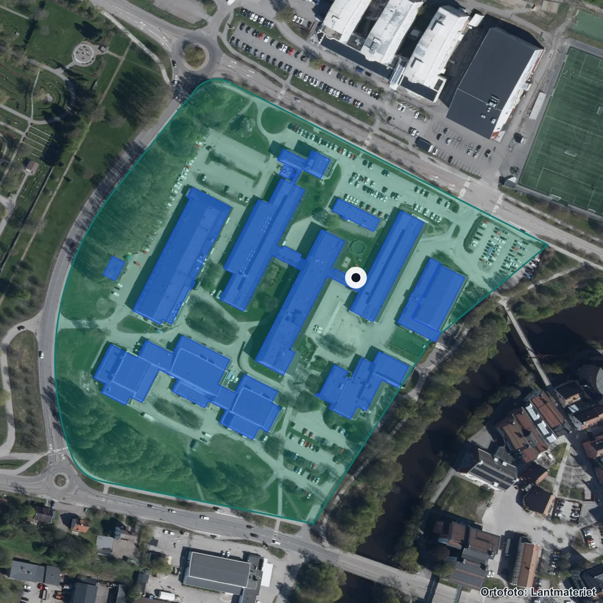 Flygbild över Sundsvalls gymnasium, Västermalms skola, ortofoto från Lantmäteriet