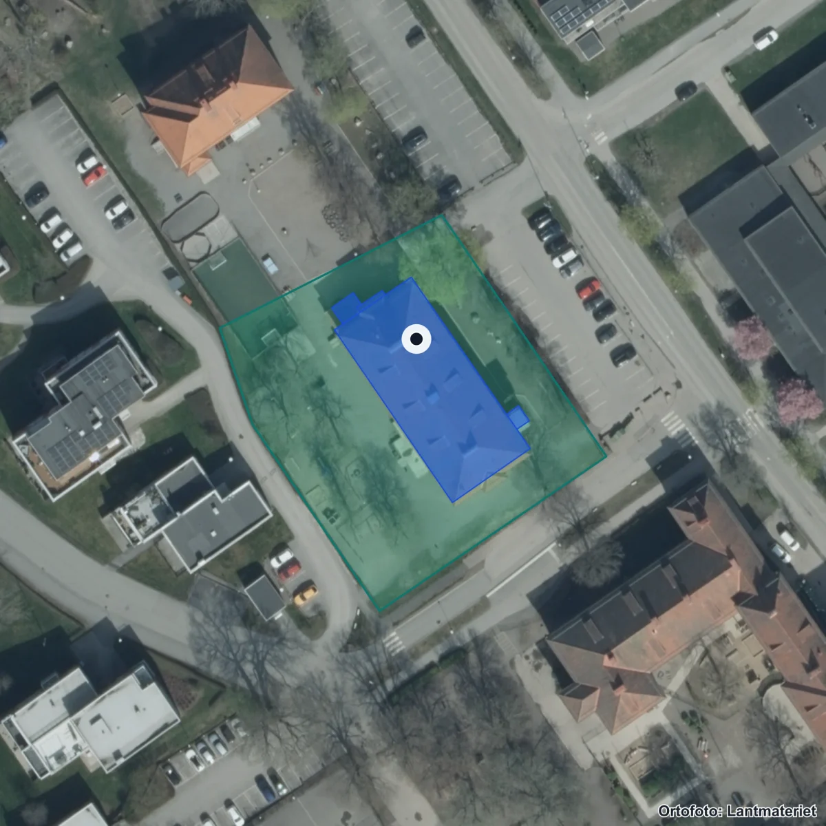 Flygbild över Friskolan K-v Ekonomisk Förening, ortofoto från Lantmäteriet