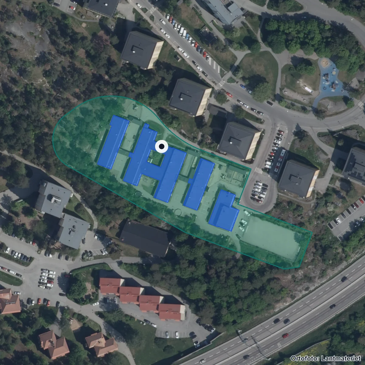 Flygbild över Täby Friskola, ortofoto från Lantmäteriet