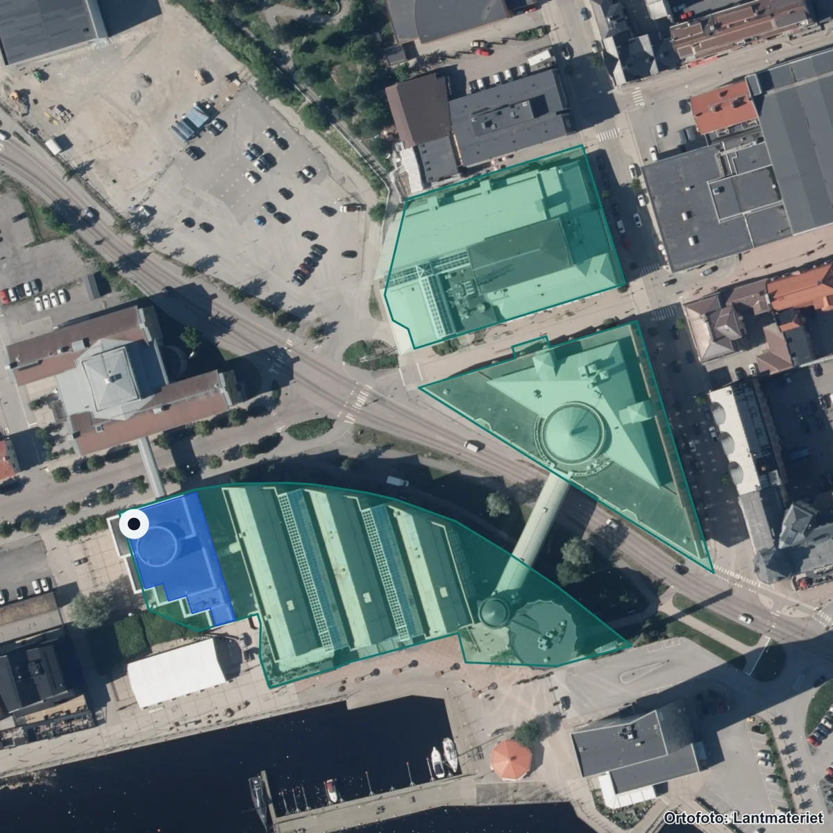 Flygbild över Höga Kusten Teoretiska Gymnasium, ortofoto från Lantmäteriet