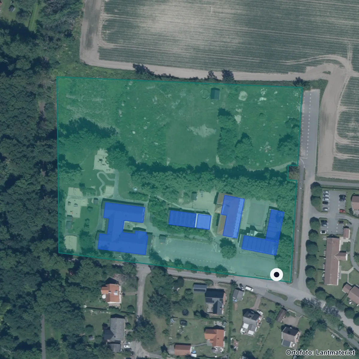 Flygbild över Österslövs skola, ortofoto från Lantmäteriet