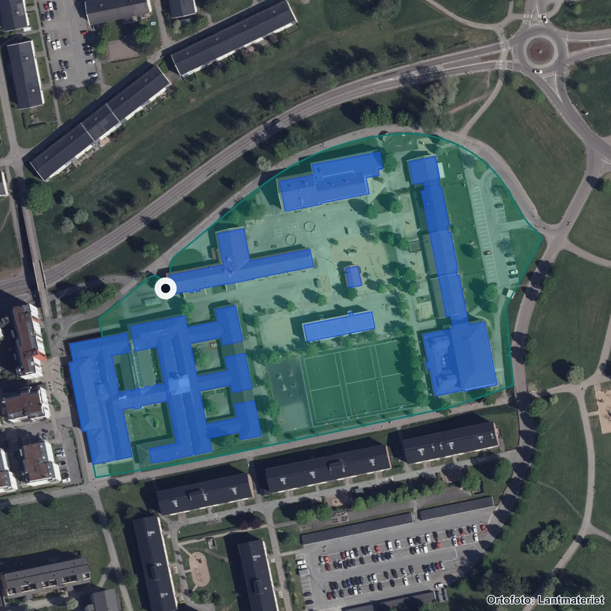Flygbild över Vallhamra skola, ortofoto från Lantmäteriet