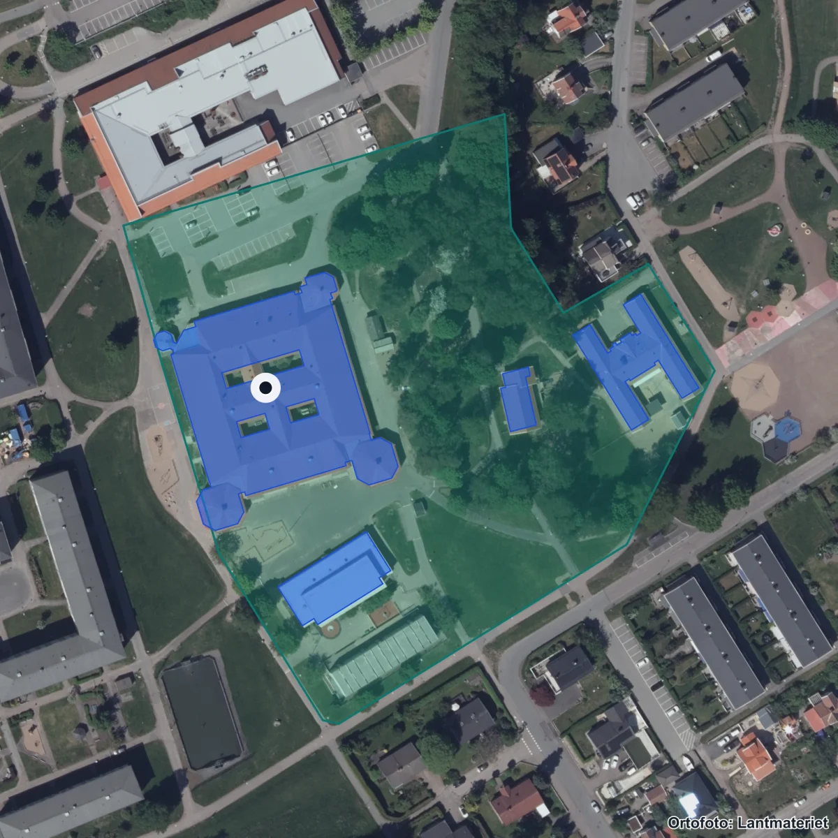 Flygbild över Sandbackaskolan, ortofoto från Lantmäteriet