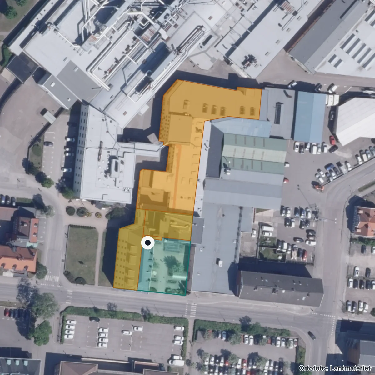 Flygbild över Nybro vuxenutbildning, ortofoto från Lantmäteriet