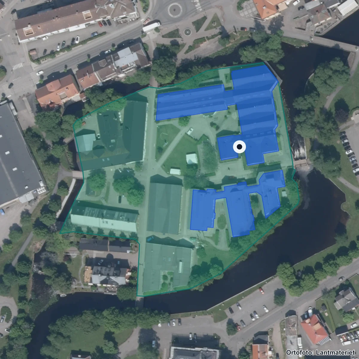 Flygbild över Rudbecksgymnasiet, ortofoto från Lantmäteriet