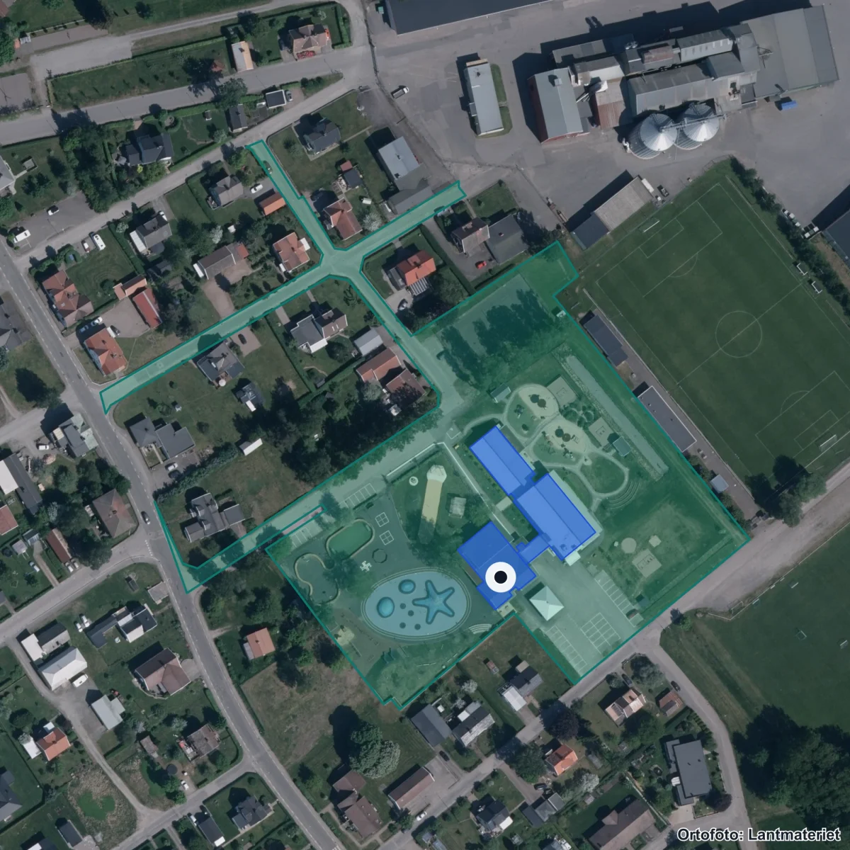 Aerial view of Larv-Tråvads skola, orthophoto from Lantmäteriet