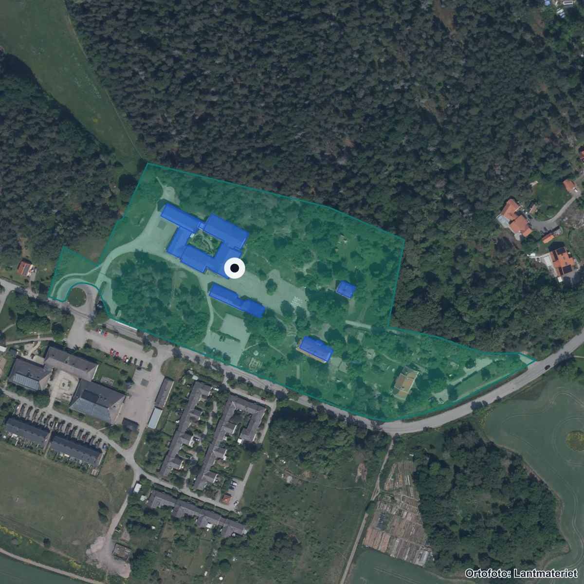 Flygbild över Stiftelsen Uppsala Waldorfskola, ortofoto från Lantmäteriet