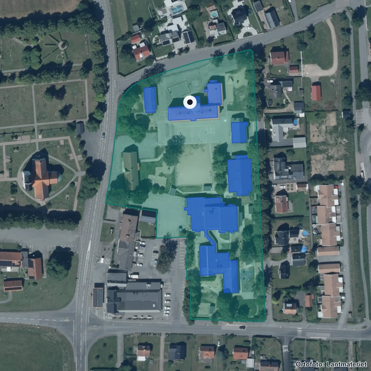 Flygbild över Färlövs skola, ortofoto från Lantmäteriet