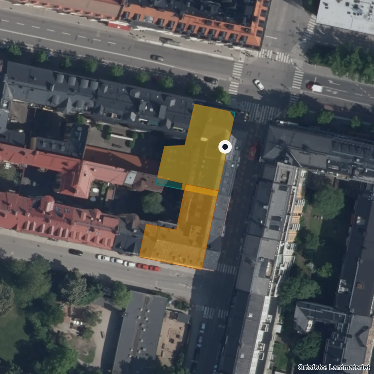 Flygbild över Birger Jarls Gymnasium, ortofoto från Lantmäteriet