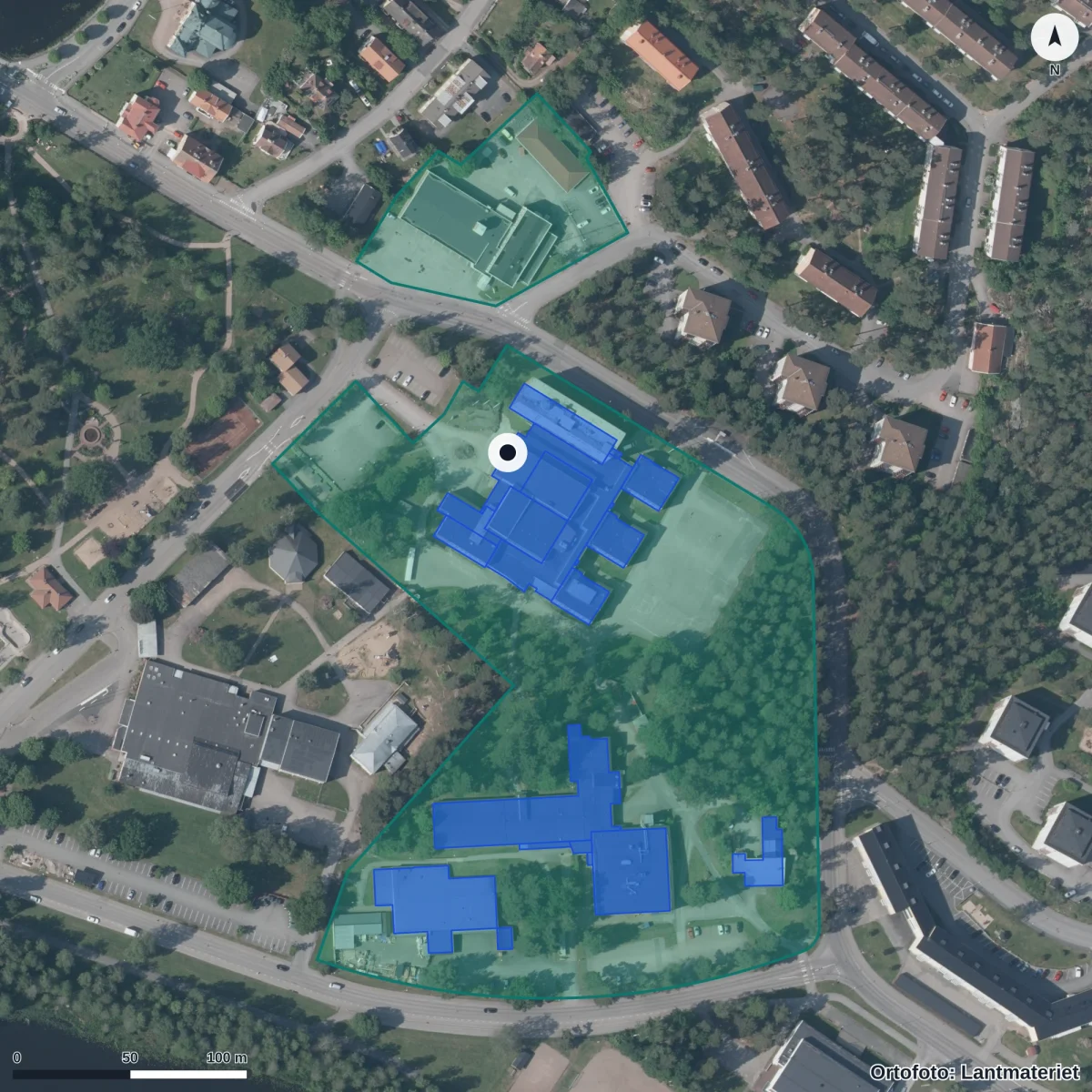 Flygbild över Holavedsgymnasiet, ortofoto från Lantmäteriet
