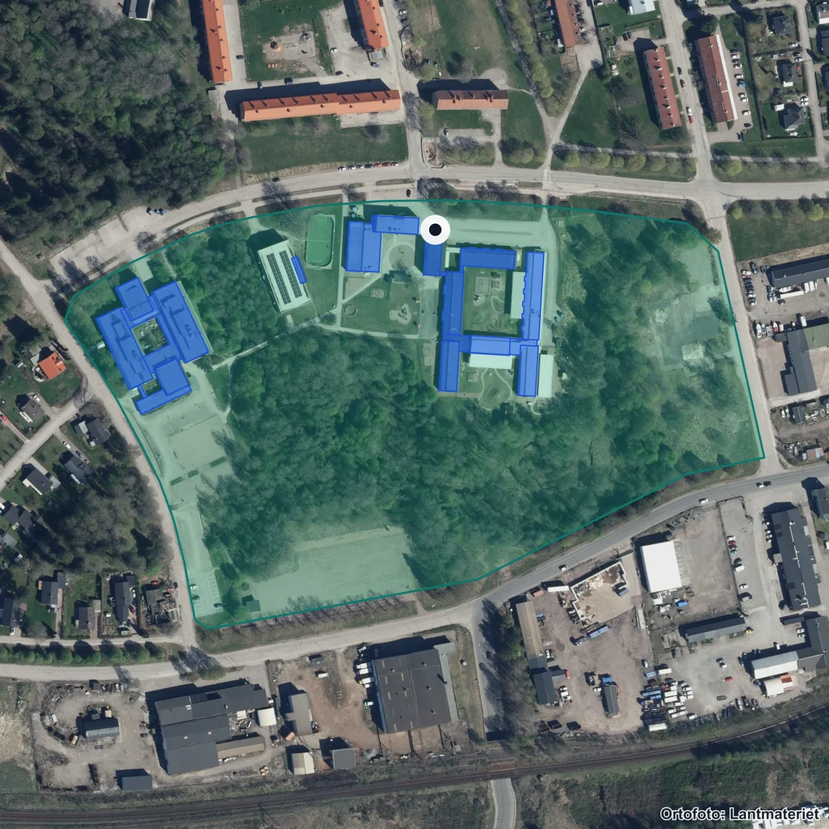 Flygbild över Krylbo skola, ortofoto från Lantmäteriet