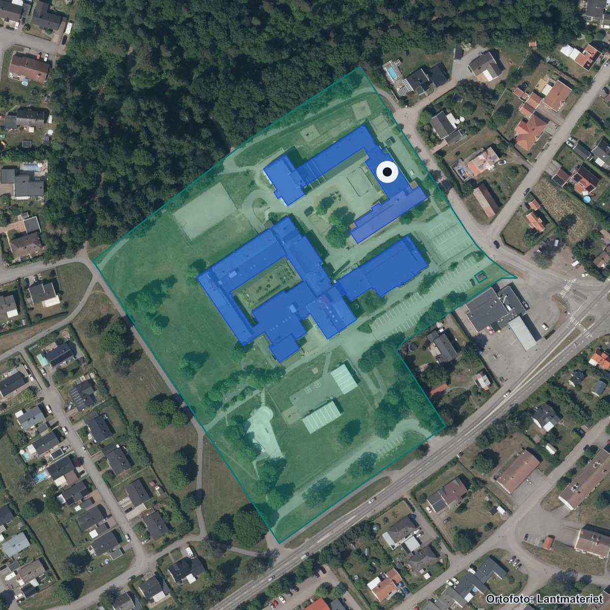Flygbild över Vifolkaskolan F-6, ortofoto från Lantmäteriet