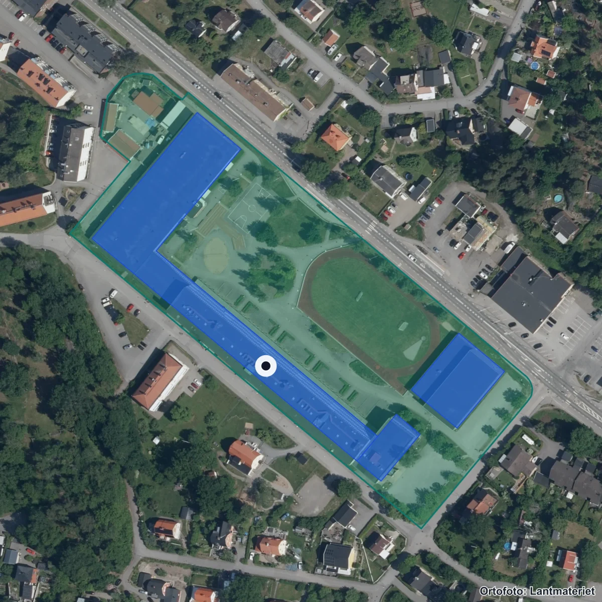 Flygbild över Finspångs vuxenutb.center kvux, ortofoto från Lantmäteriet