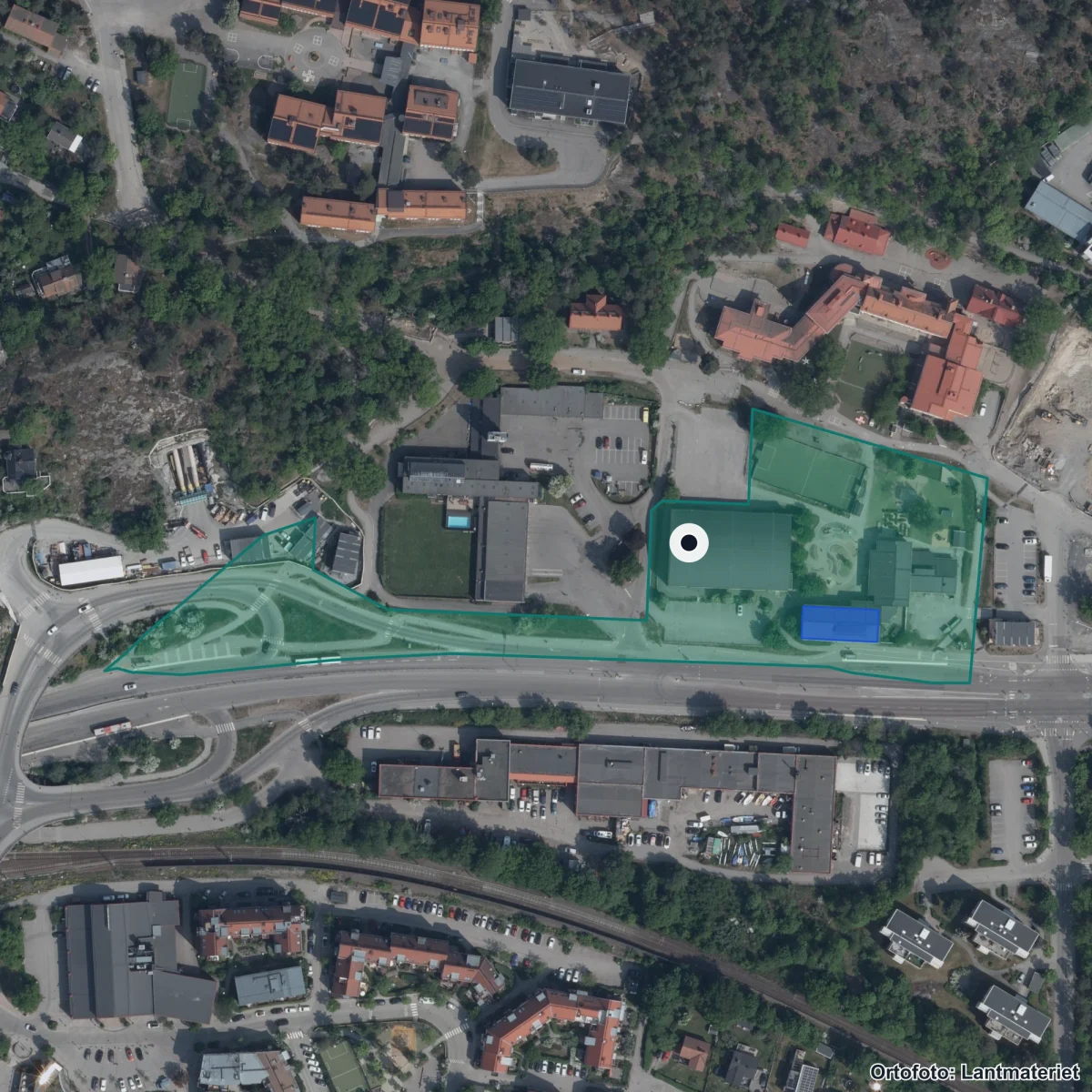 Flygbild över Magelungen Gymnasium Danvikstull, ortofoto från Lantmäteriet