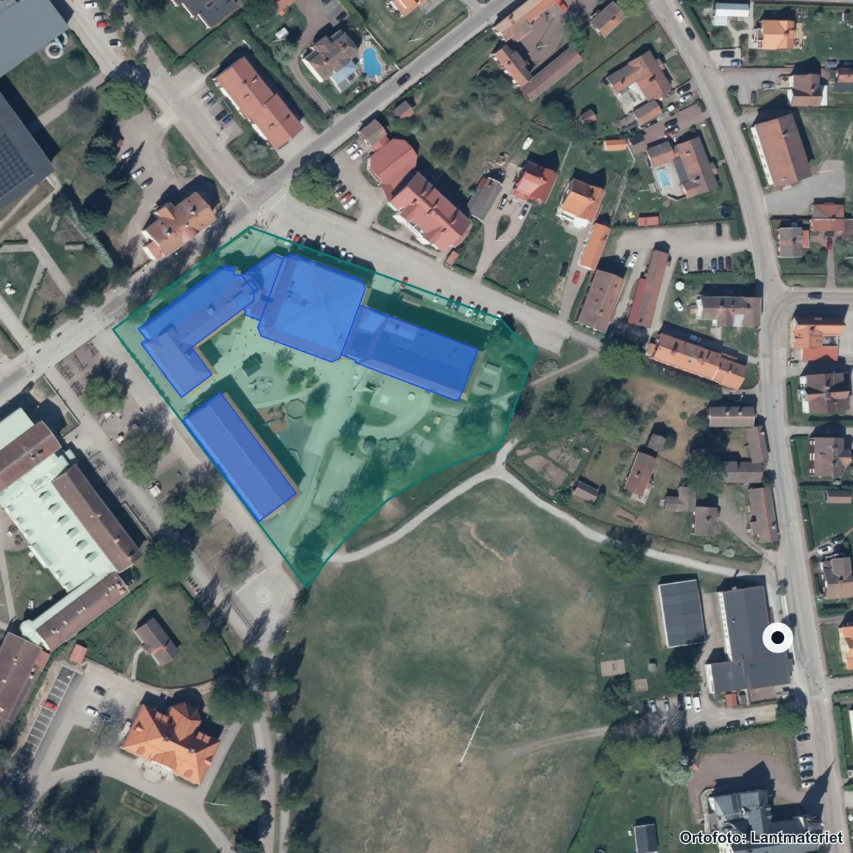 Flygbild över Vuxenutbildningen Leksand-Rättvik, ortofoto från Lantmäteriet