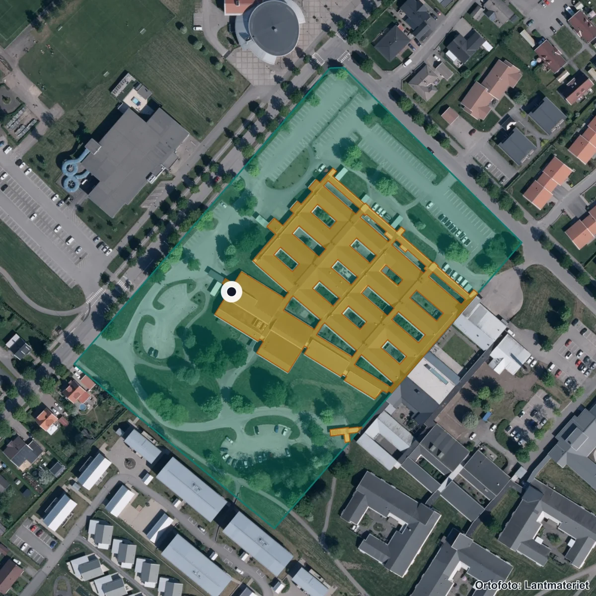 Flygbild över Campus Lidköping, Anpassad utbildning, ortofoto från Lantmäteriet