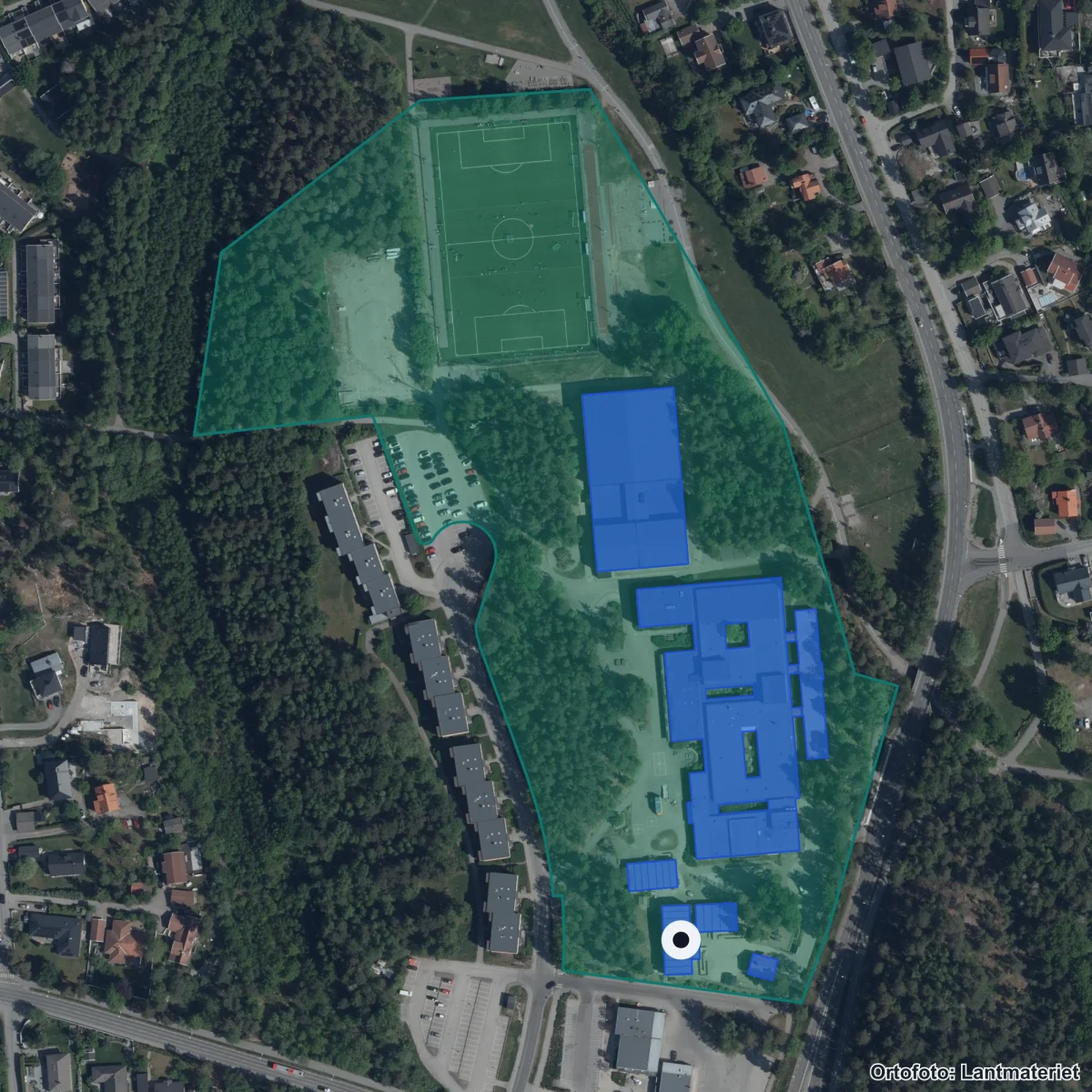 Flygbild över Täby Friskola, ortofoto från Lantmäteriet