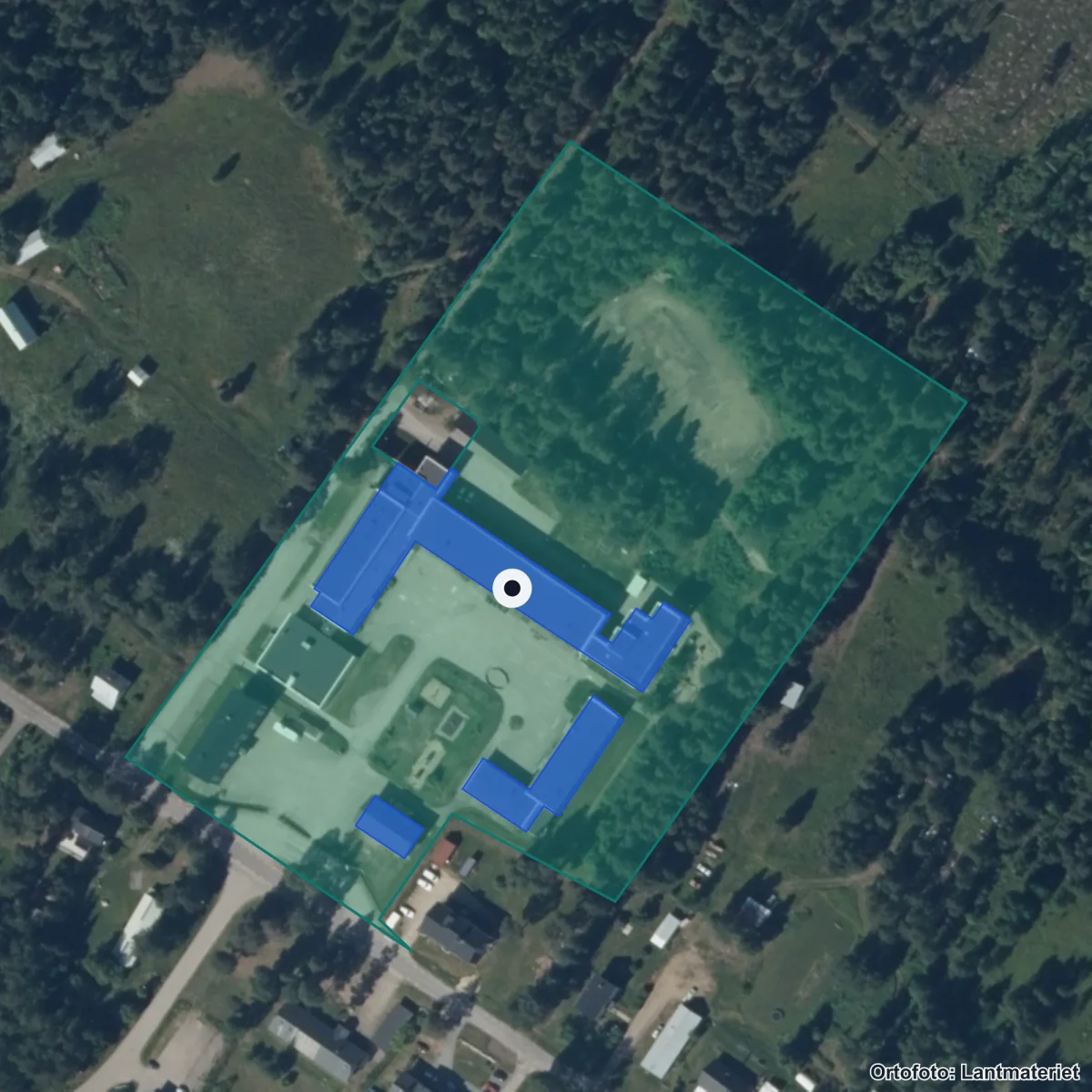 Flygbild över Hakkas skola, ortofoto från Lantmäteriet