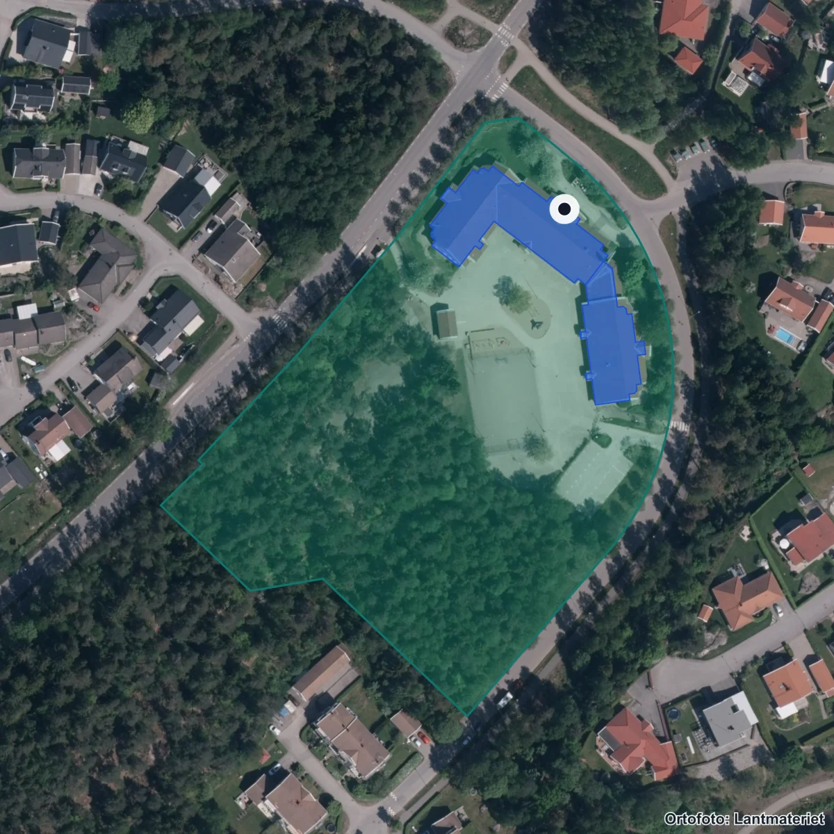 Aerial view of Dalkjusans skola, orthophoto from Lantmäteriet