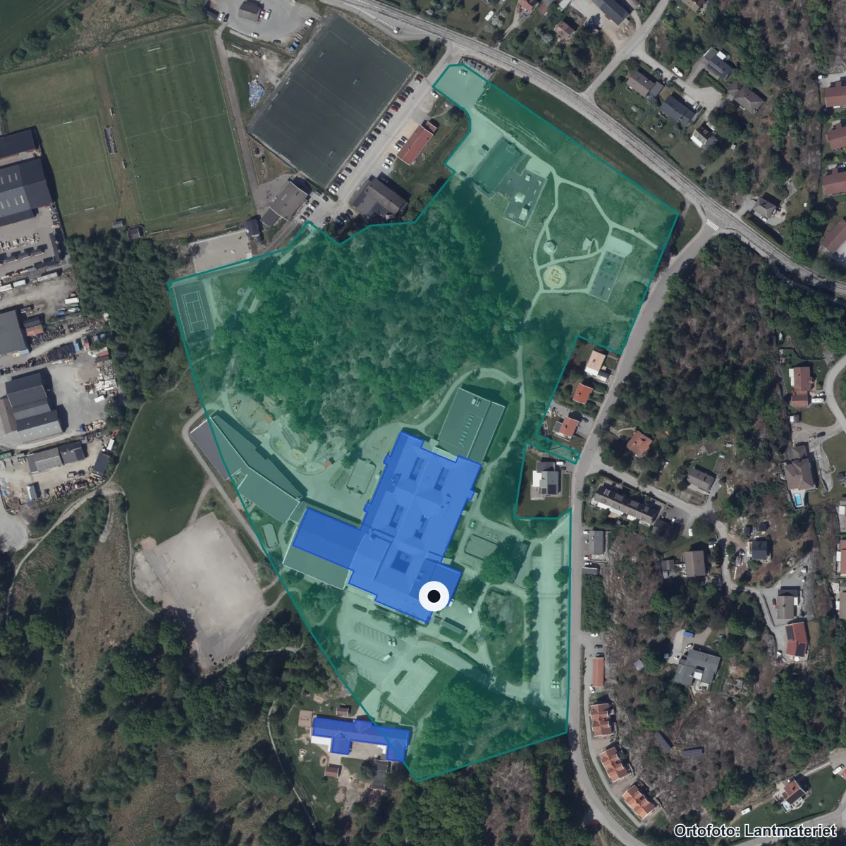 Flygbild över Ängås skola, ortofoto från Lantmäteriet