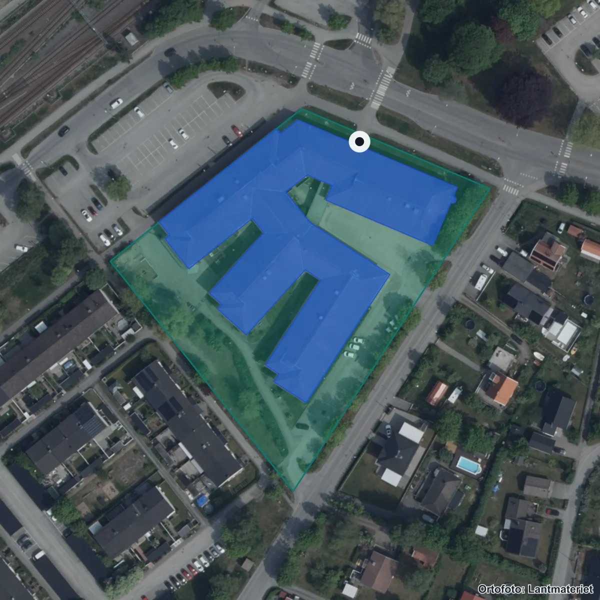 Flygbild över Västerhaninge Montessoriskola Ugglan, ortofoto från Lantmäteriet