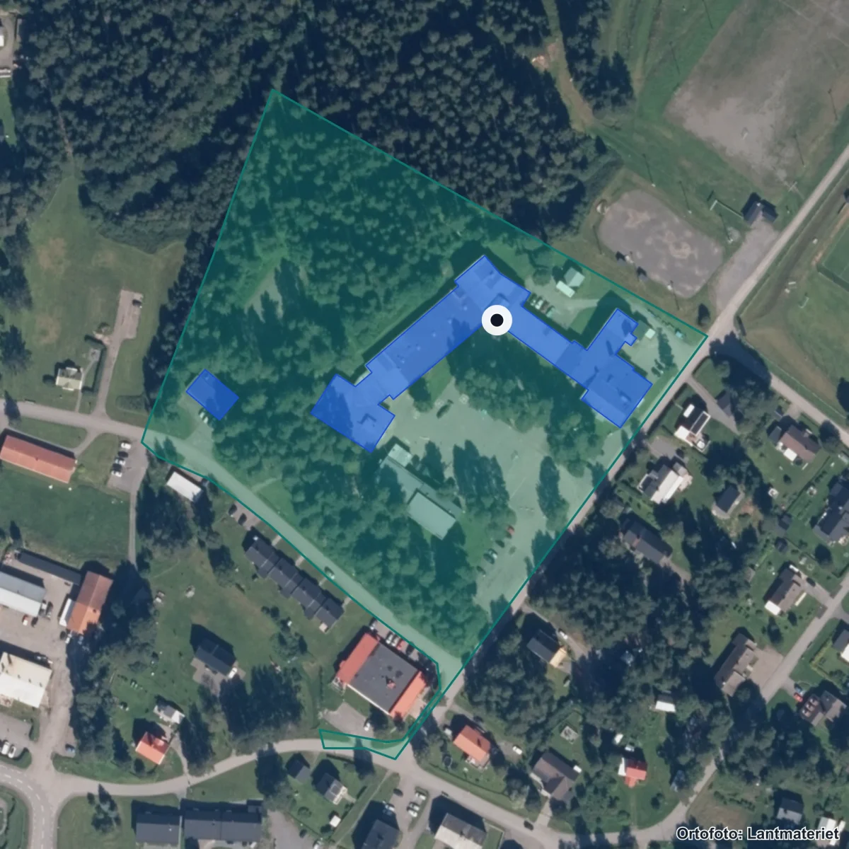 Flygbild över Änge skola, ortofoto från Lantmäteriet