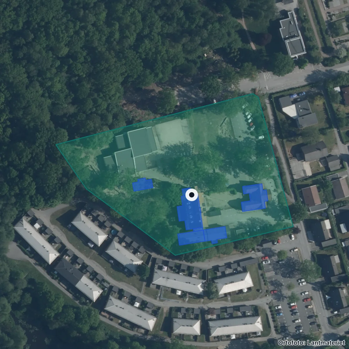 Flygbild över Kubelidens Montessoriförskola, skola och fritidshem, ortofoto från Lantmäteriet