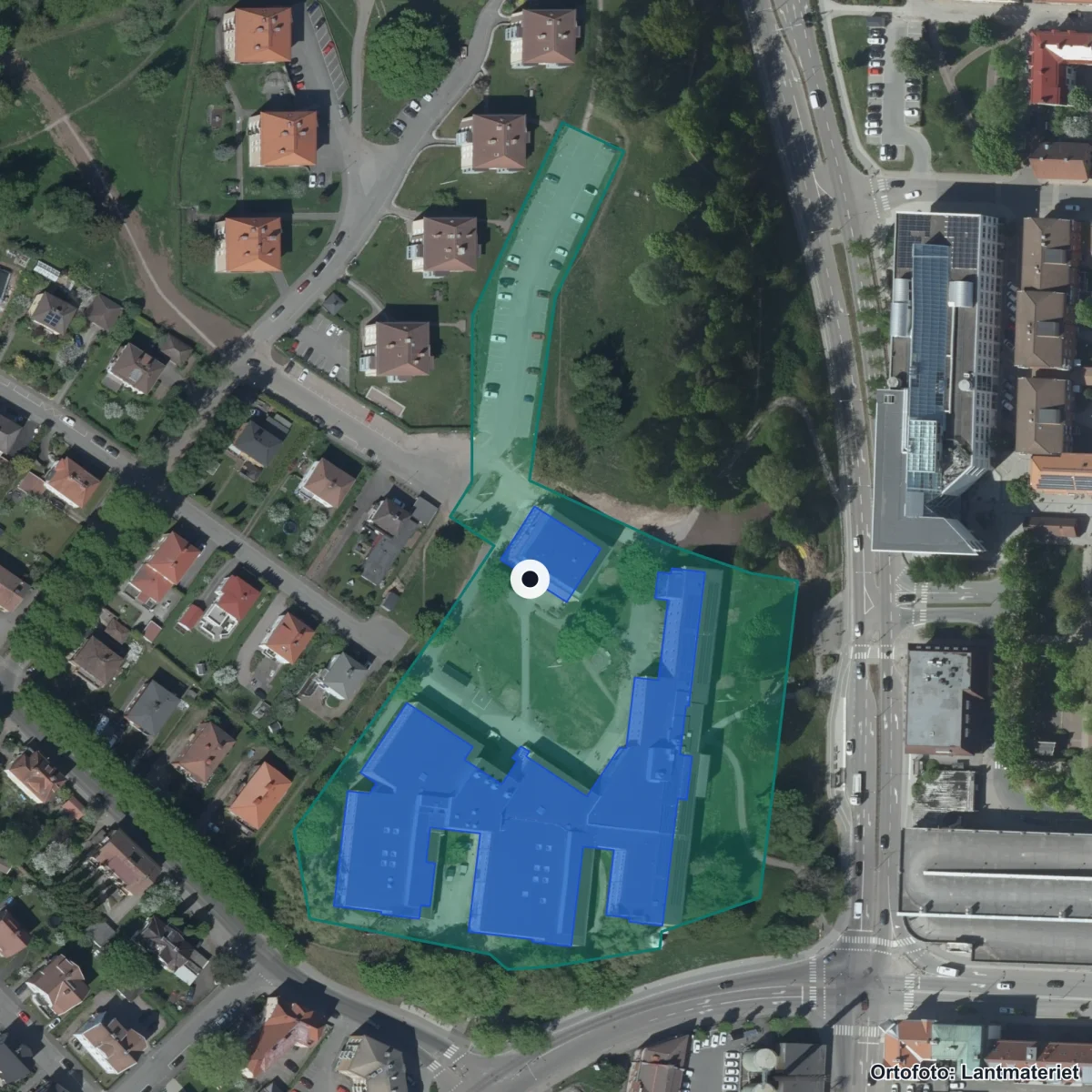 Flygbild över Gymnasium Skövde, ortofoto från Lantmäteriet