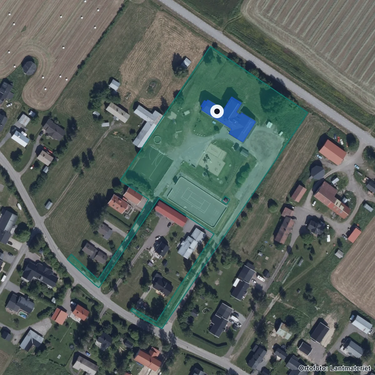 Flygbild över Ersnässkolan, ortofoto från Lantmäteriet