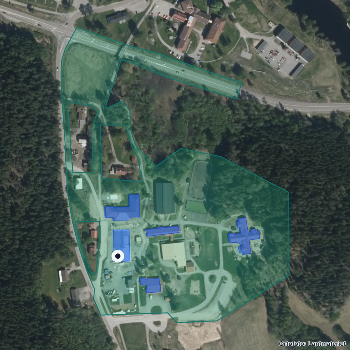 Flygbild över Töcksfors skola, ortofoto från Lantmäteriet