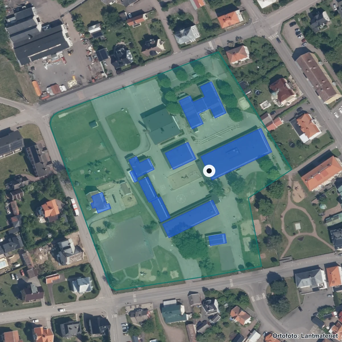 Flygbild över Fridtjuv Bergskolan, ortofoto från Lantmäteriet